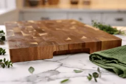 Billot de cuisine Wusaki en bois d'acacia damier 43 x 30,5 x 3,5cm