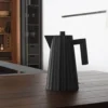 Bouilloire électrique Alessi Plissé noire design par Michele De Lucchi