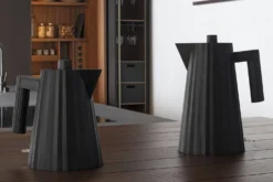 Bouilloire électrique Alessi Plissé noire design par Michele De Lucchi