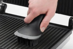 Brosse pour grille rainurée OXO avec racloir