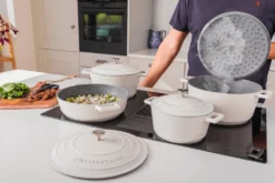 Cocotte MasterClass compatible induction en fonte d'aluminium blanc crème 4L