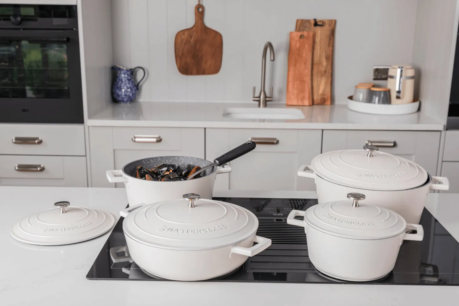 Cocotte MasterClass compatible induction en fonte d'aluminium blanc crème 4L