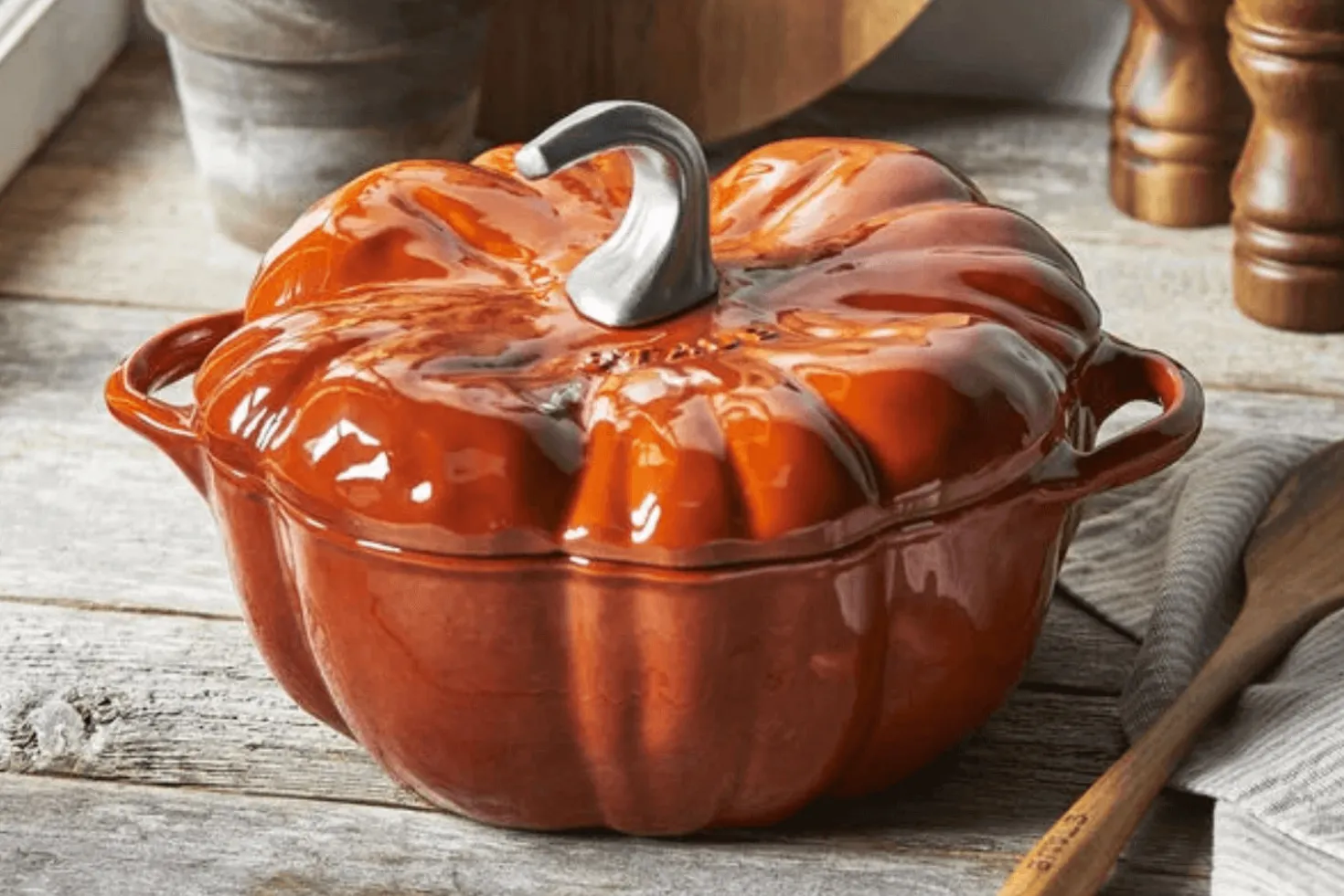 Cocotte Staub citrouille en fonte émaillée orange 24cm