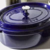 Cocotte Staub ovale en fonte émaillée bleu intense