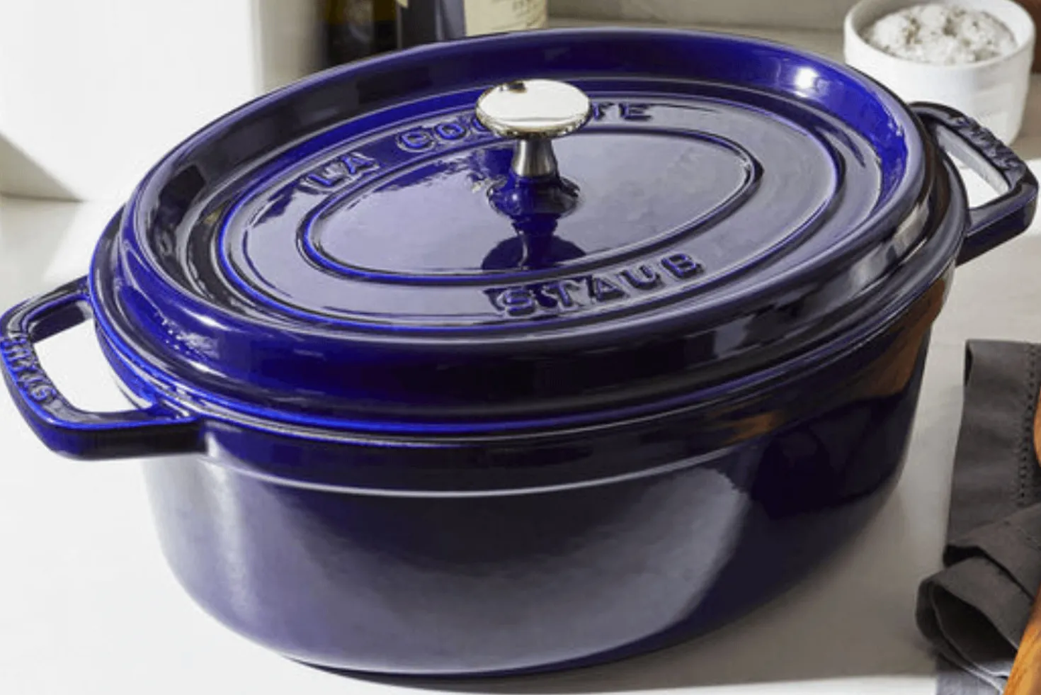 Cocotte Staub ovale en fonte émaillée bleu intense