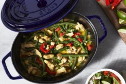 Cocotte Staub ovale en fonte émaillée bleu intense