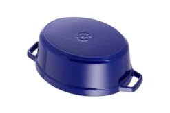 Cocotte Staub ovale en fonte émaillée bleu intense