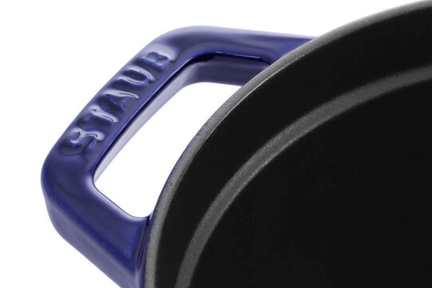 Cocotte Staub ovale en fonte émaillée bleu intense