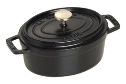 Cocotte Staub ovale en fonte émaillée noir mat