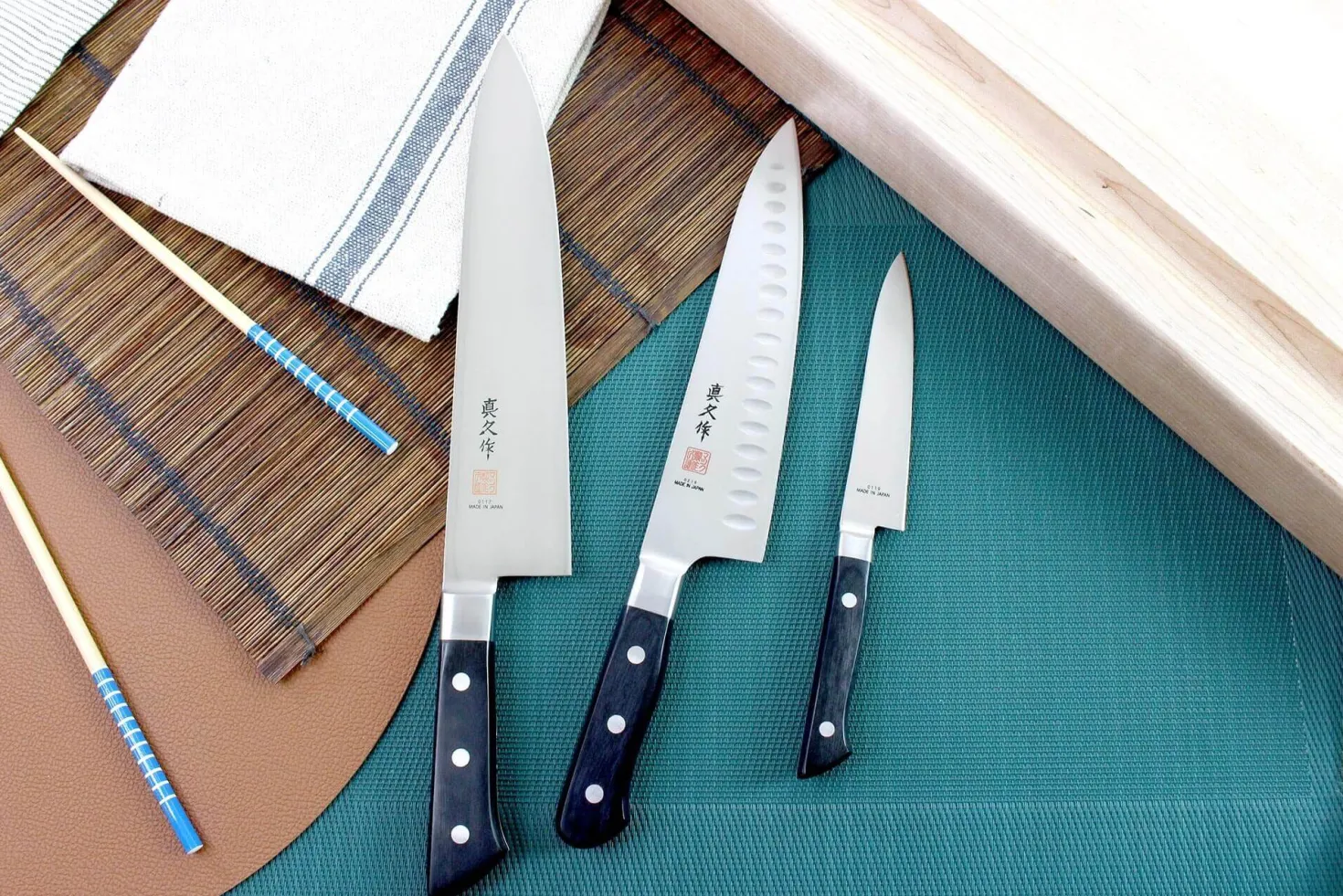 Coffret de 3 couteaux japonais MAC Professional office + chef alvéolé 20cm + chef 24cm