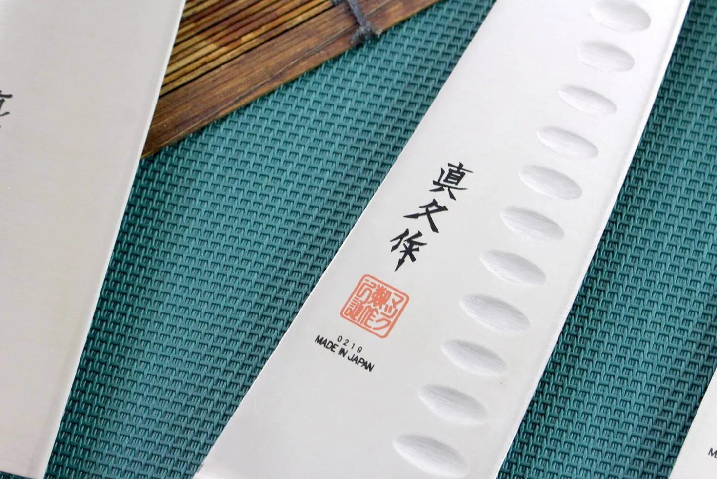 Coffret de 3 couteaux japonais MAC Professional office + chef alvéolé 20cm + chef 24cm