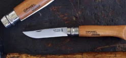 Coffret vitrine en bois Opinel Carbone 10 couteaux de poche manche hêtre