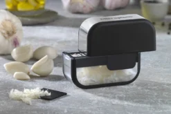 Coupe-ail Microplane noir avec grattoir