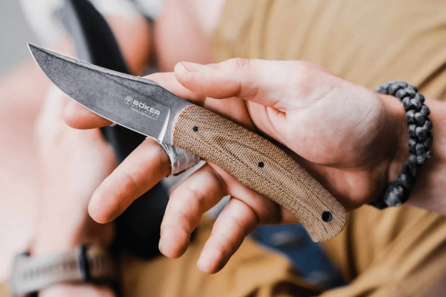 Couteau Böker Boxer Fixed 120503 lame en acier 8,4cm manche en micarta marron + étui en cuir