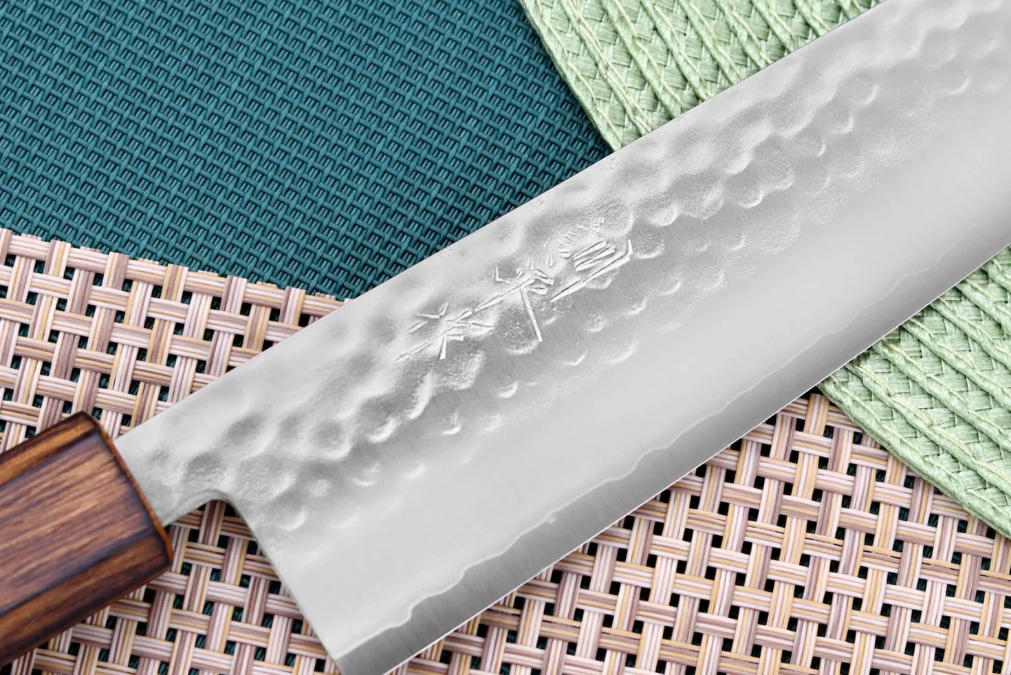 Couteau de chef 18cm japonais artisanal Masutani martelé manche en chêne