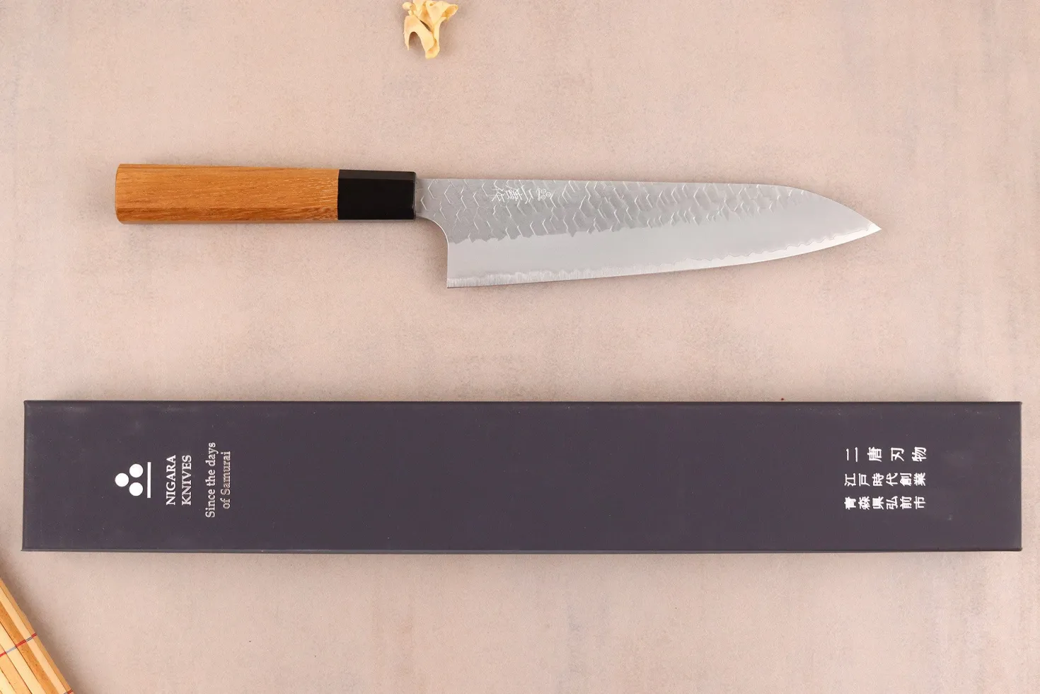 Couteau de chef 20cm japonais artisanal Nigara Hamono Migaki Tsuchime SG2 teck