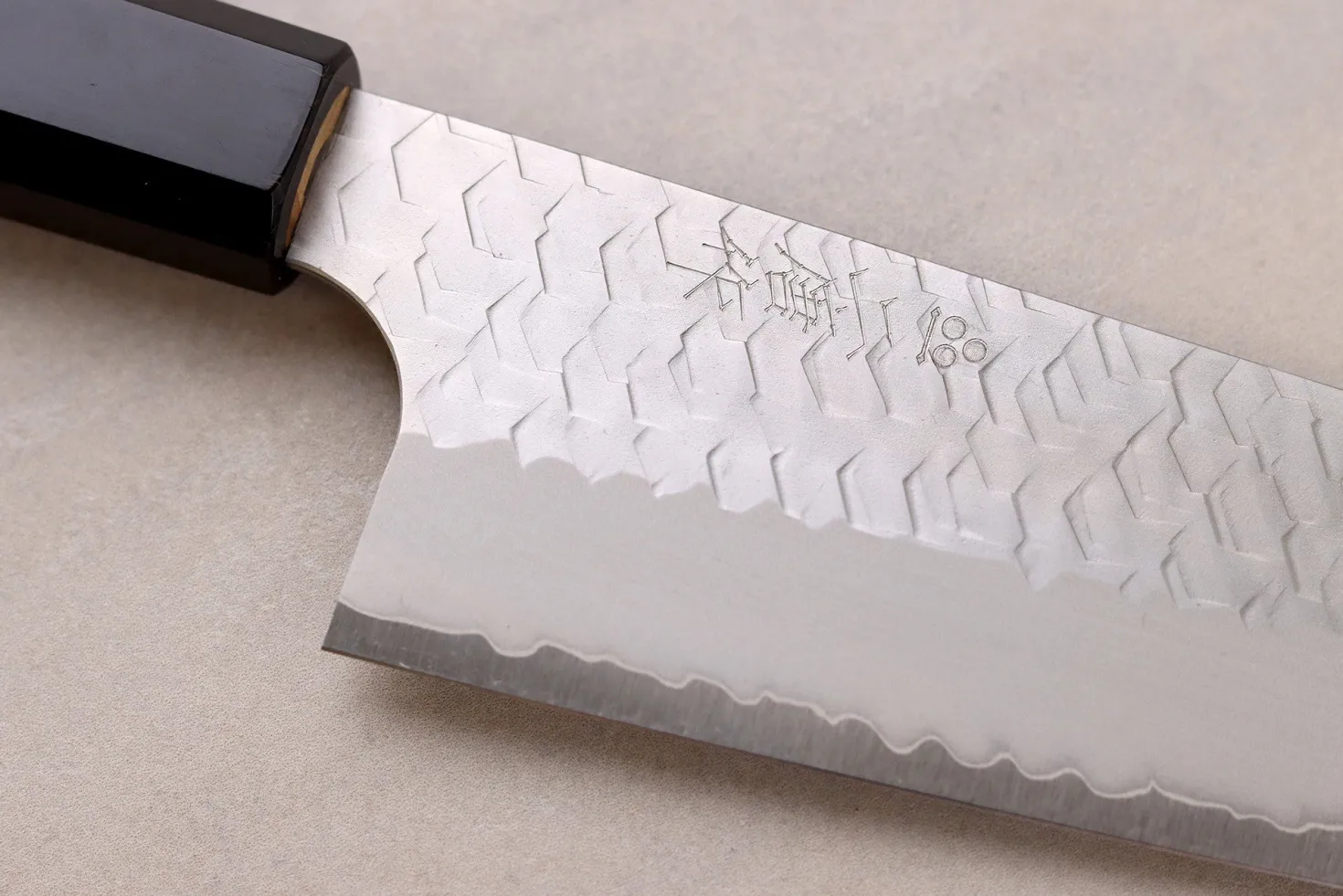 Couteau de chef 20cm japonais artisanal Nigara Hamono Migaki Tsuchime SG2 teck
