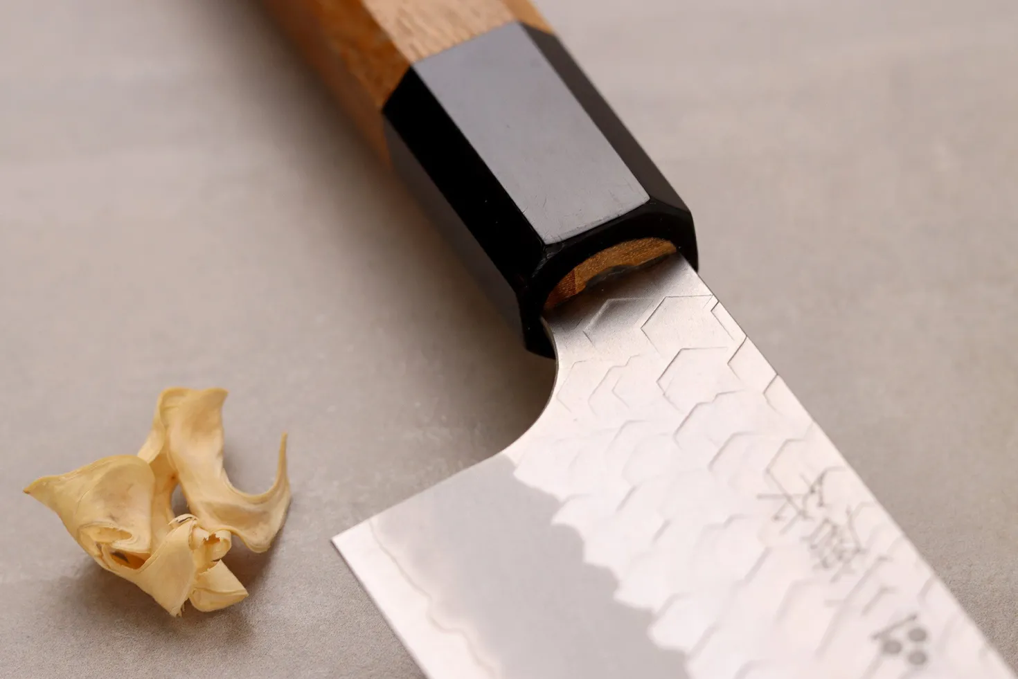 Couteau de chef 20cm japonais artisanal Nigara Hamono Migaki Tsuchime SG2 teck