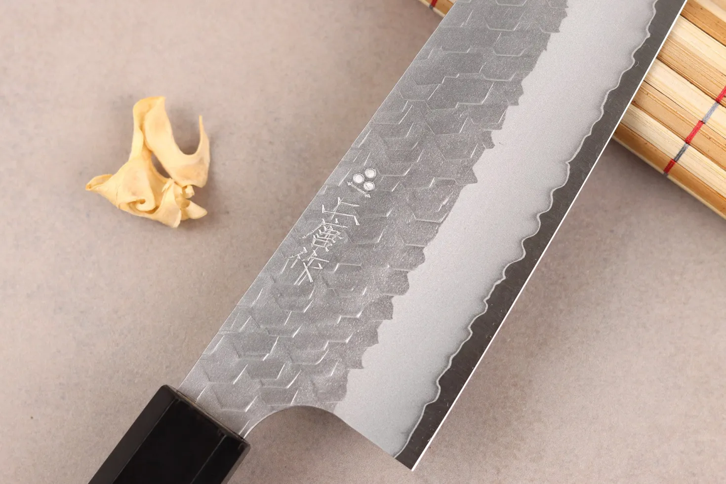 Couteau de chef 20cm japonais artisanal Nigara Hamono Migaki Tsuchime SG2 teck