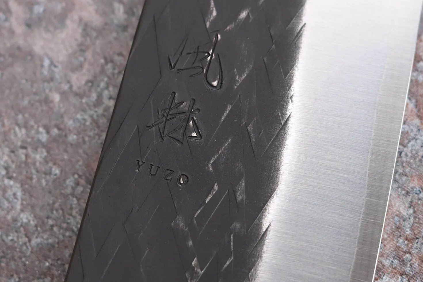 Couteau de chef 24cm japonais artisanal Yuzo Black SLD ébène et cognassier