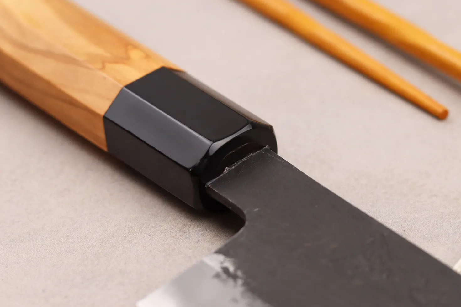 Couteau de chef 24cm japonais artisanal Hinoura Mutsumi Ajikataya Black Nashiji