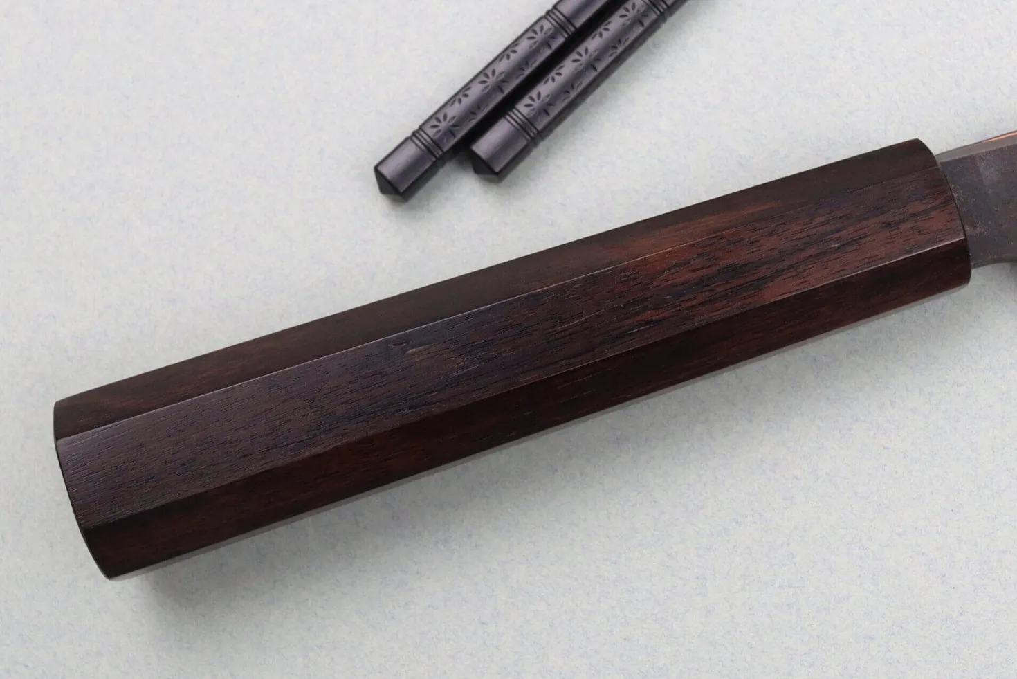 Couteau de chef 23cm japonais artisanal Hatsukokoro Yorokobi Kurouchi Damas