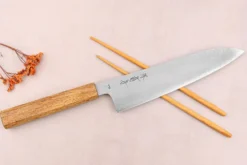 Couteau de chef 21cm japonais artisanal Sakai Kikumori TS10 en chêne