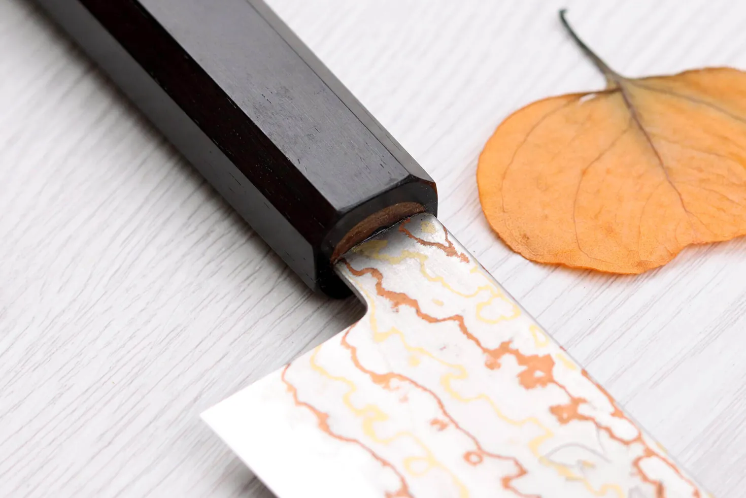 Couteau de chef 21cm japonais artisanal Hatsukokoro Hayabusa Rainbow Damas