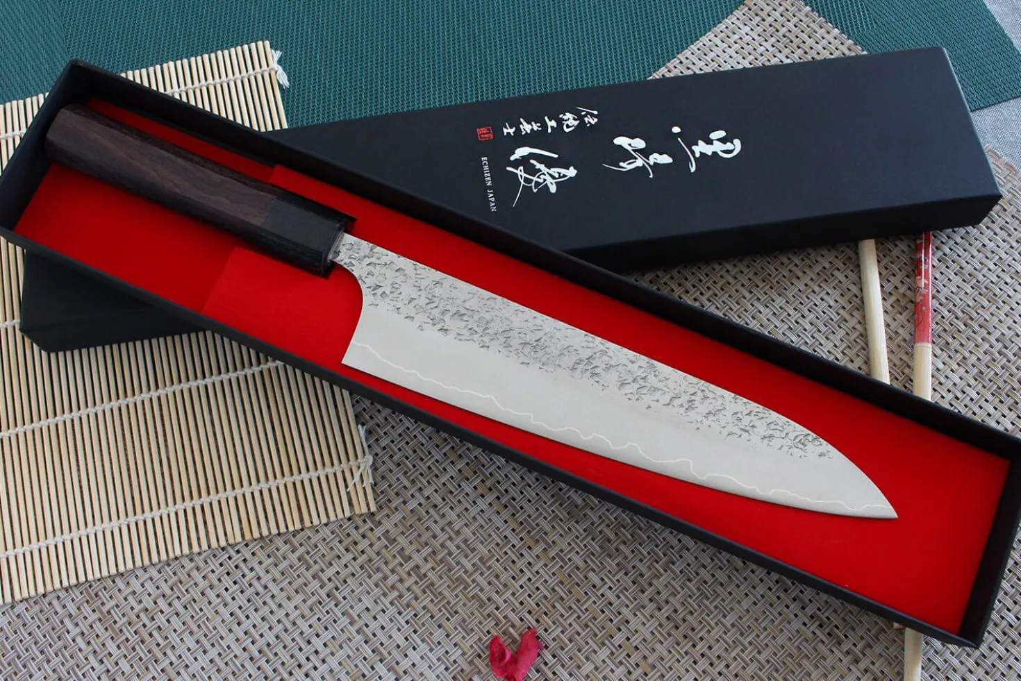 Couteau de chef japonais artisanal martelé Yu Kurosaki Shizuku 21cm acier SG2