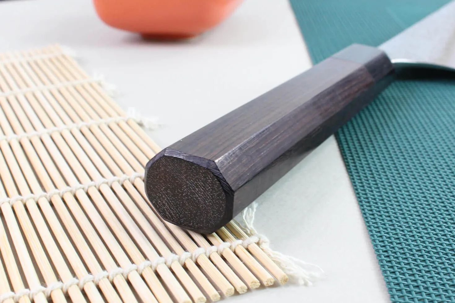Couteau de chef japonais artisanal martelé Yu Kurosaki Shizuku 24cm acier SG2
