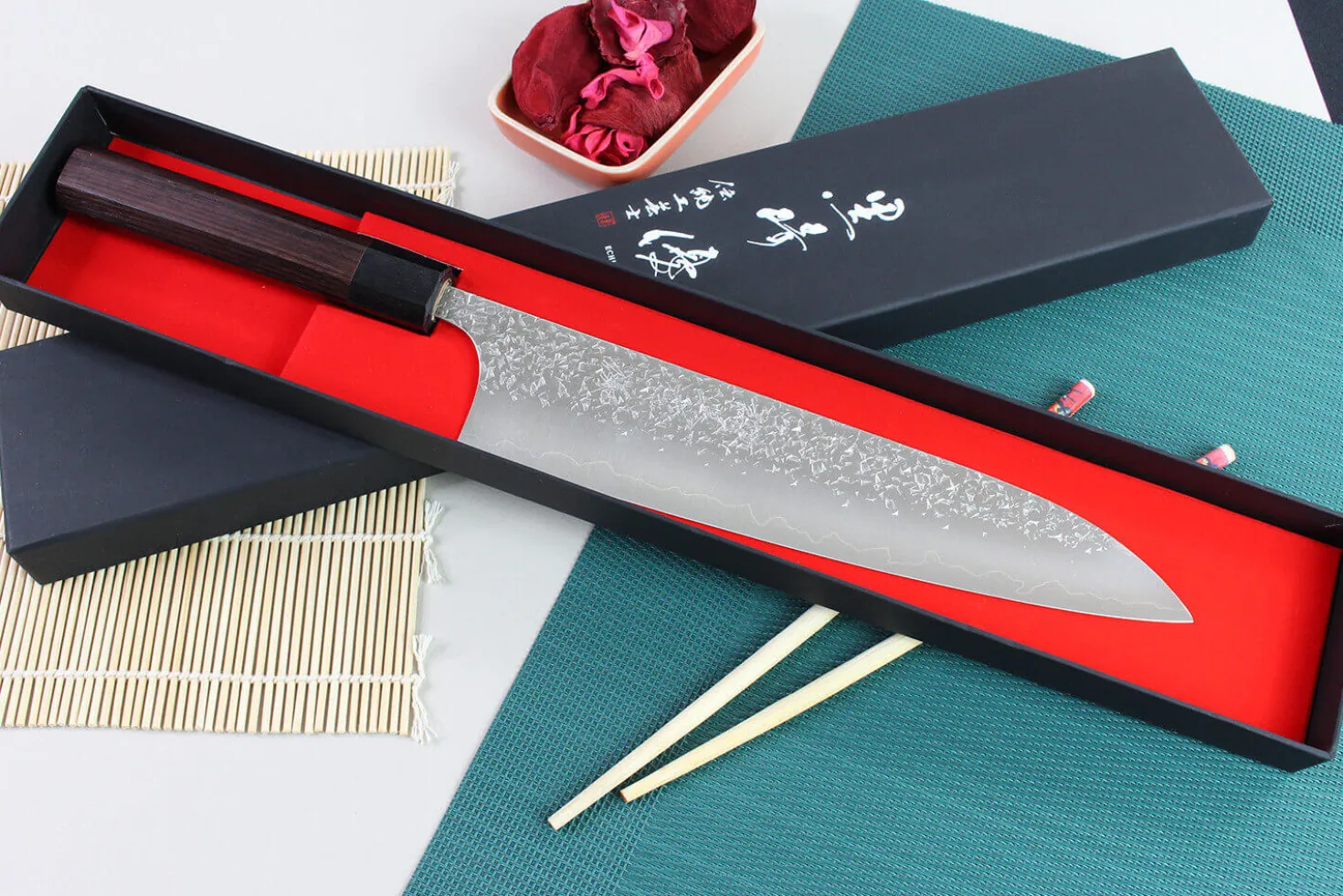 Couteau de chef japonais artisanal martelé Yu Kurosaki Shizuku 24cm acier SG2
