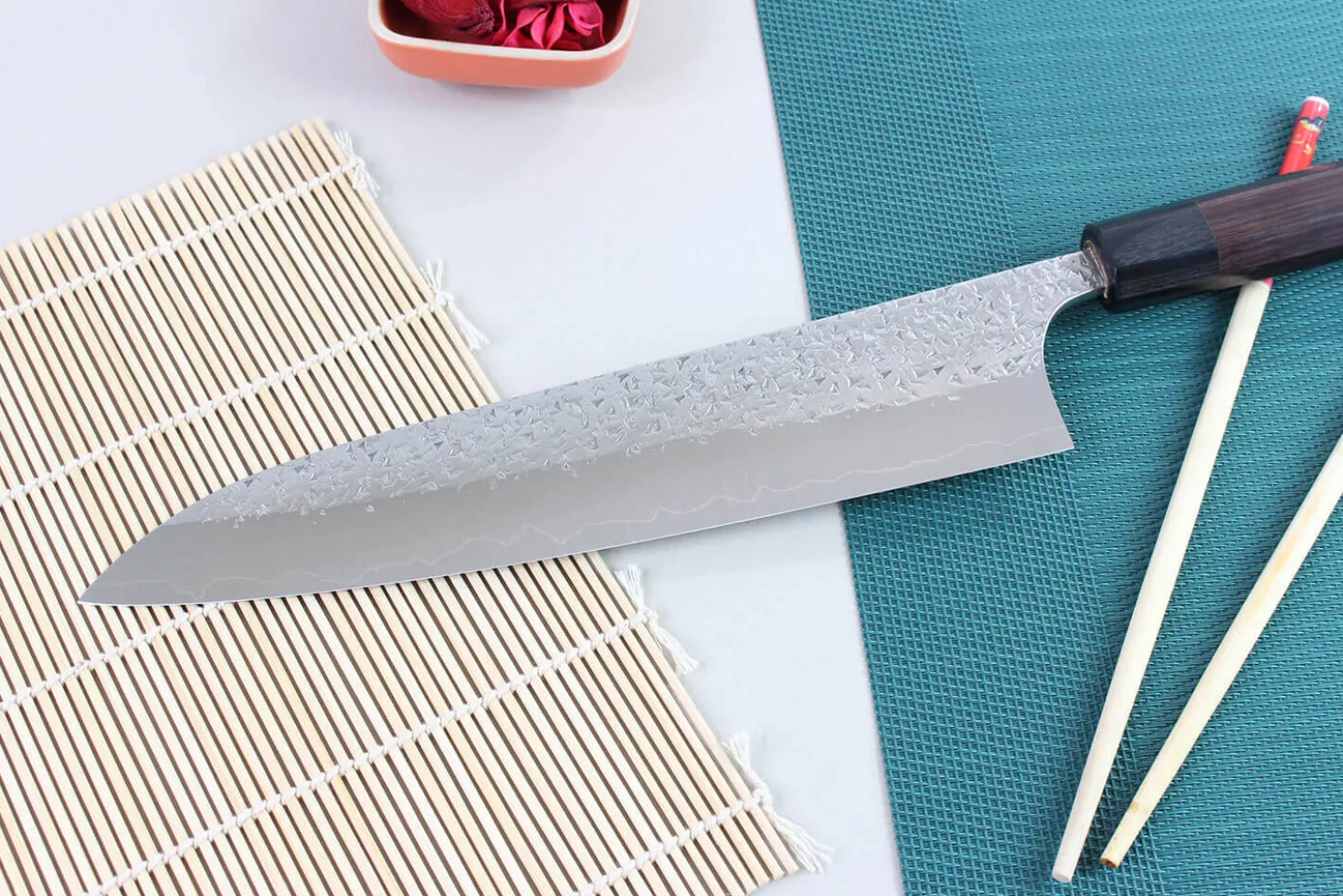 Couteau de chef japonais artisanal martelé Yu Kurosaki Shizuku 24cm acier SG2