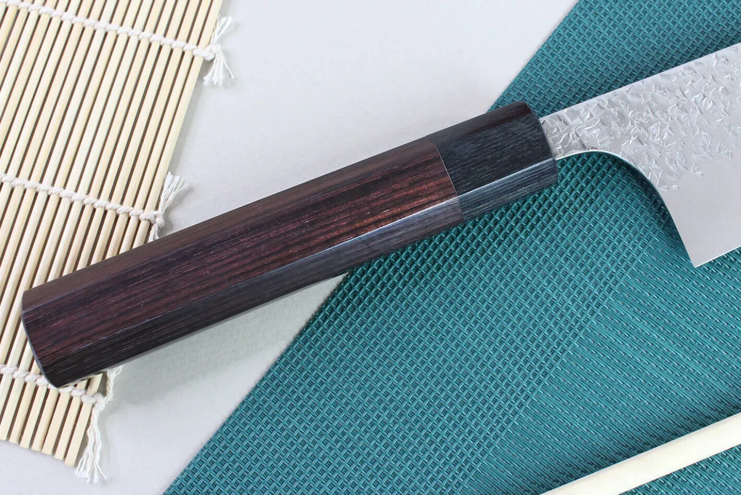 Couteau de chef japonais artisanal martelé Yu Kurosaki Shizuku 24cm acier SG2