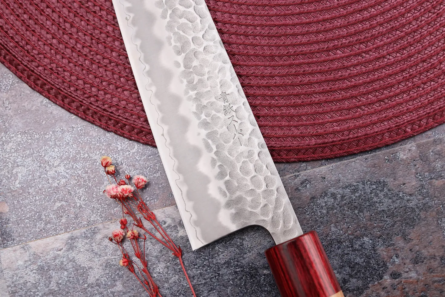 Couteau de chef japonais artisanal Tsunehisa Aogami Super martelé 24cm