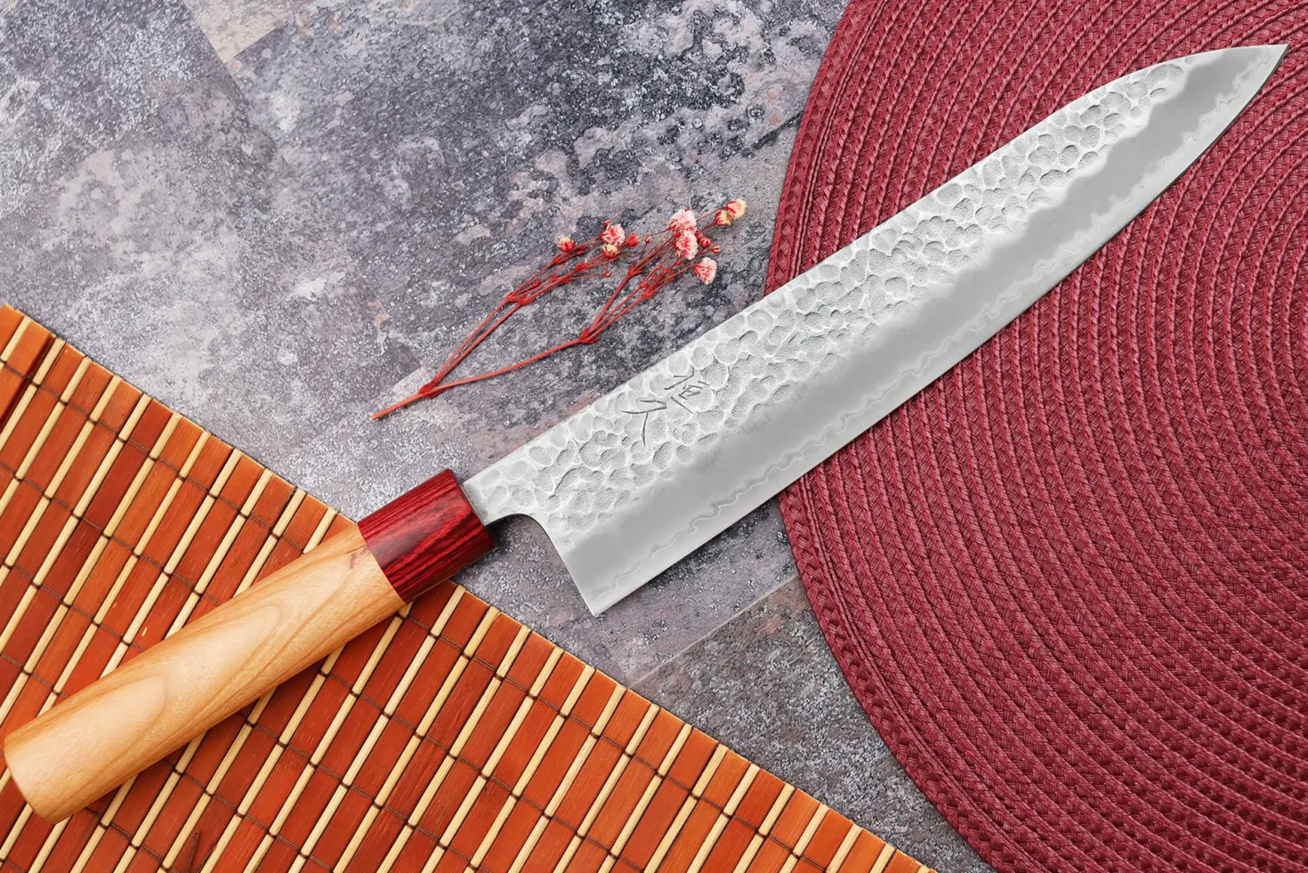 Couteau de chef japonais artisanal Tsunehisa Aogami Super martelé 24cm