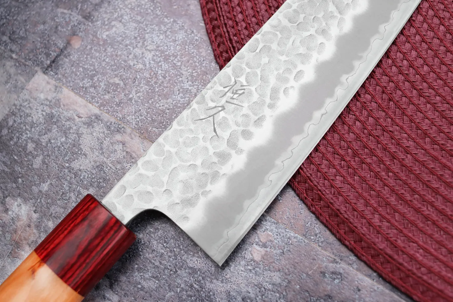 Couteau de chef japonais artisanal Tsunehisa Aogami Super martelé 24cm
