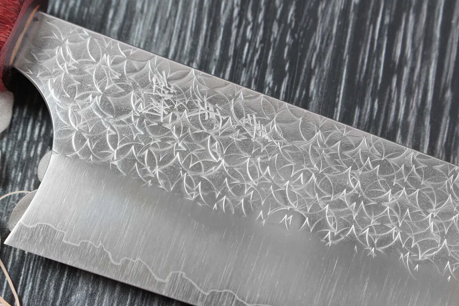 Couteau de chef japonais artisanal Yoshimi Kato Minamo SG2 Tsuchime 24cm