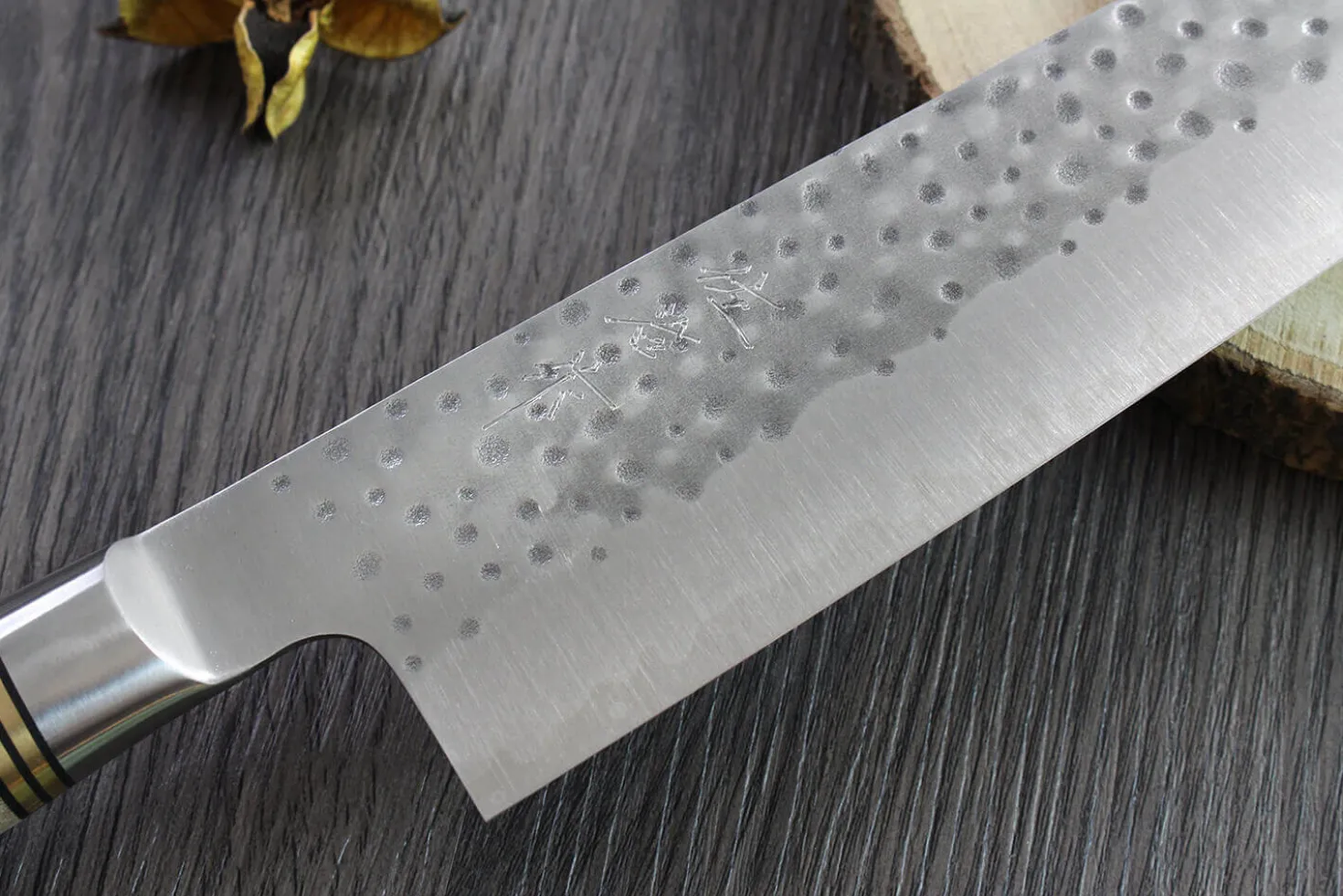 Couteau de chef japonais artisanal forgé Takeshi Saji R2 Tsuchime 24cm