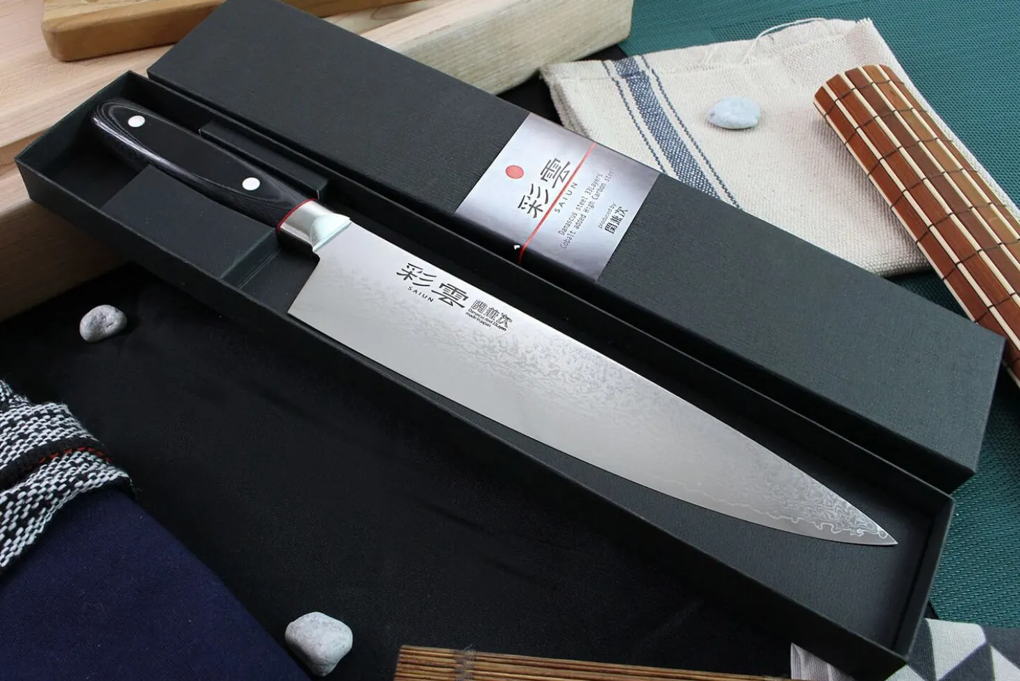 Couteau de chef japonais Kanetsugu Saiun 23cm damas 65 couches