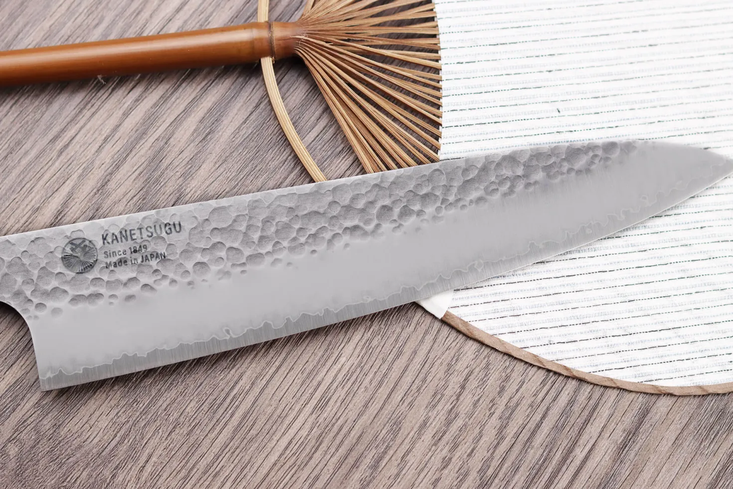 Couteau de chef japonais Kanetsugu Heptagon Uto martelé 20cm