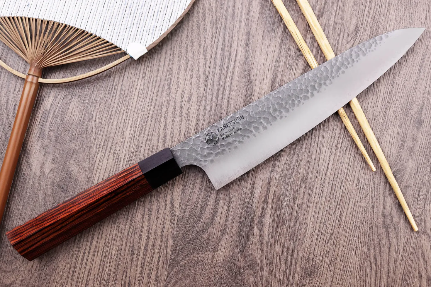 Couteau de chef japonais Kanetsugu Heptagon Uto martelé 20cm