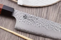 Couteau de chef japonais Kanetsugu Heptagon Uto martelé 20cm