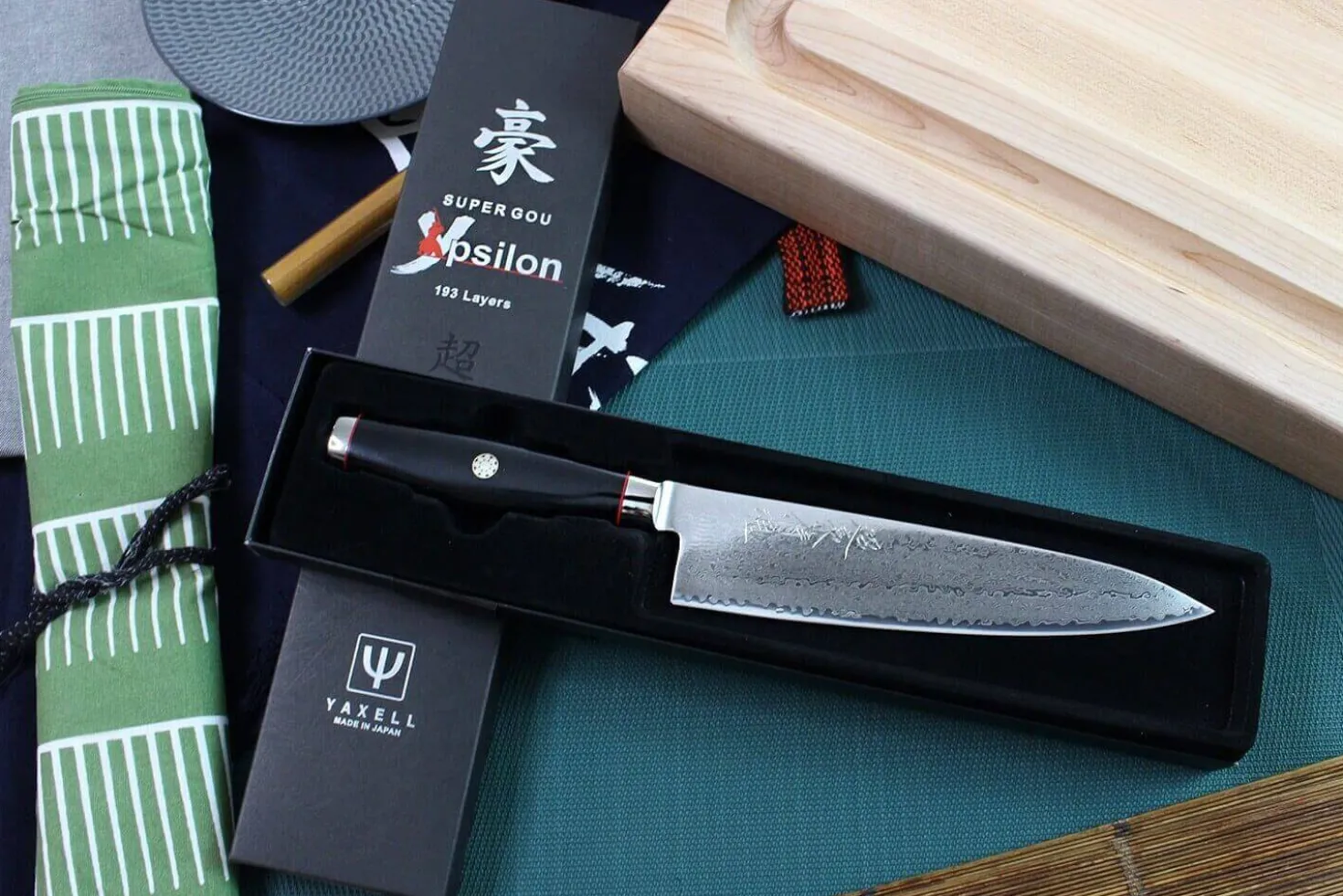 Couteau de chef japonais Yaxell SuperGou Ypsilon 20cm damas 193 couches