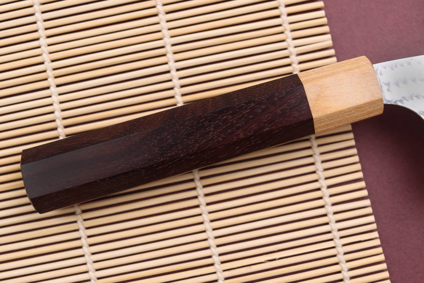 Couteau de chef kiritsuke japonais artisanal martelé Yu Kurosaki senko 24cm acier SG2