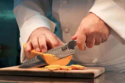 Couteau de chef Kotai lame martelée 20cm manche pakkawood avec fourreau