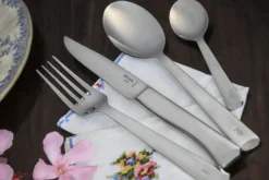 Couteau de table Opinel Perpétue tout en acier inox