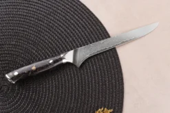 Couteau à désosser Wusaki Sakin Damas 10Cr 15cm manche en fibre de carbone et feuille d'or