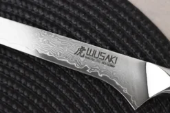 Couteau à désosser Wusaki Sakin Damas 10Cr 15cm manche en fibre de carbone et feuille d'or