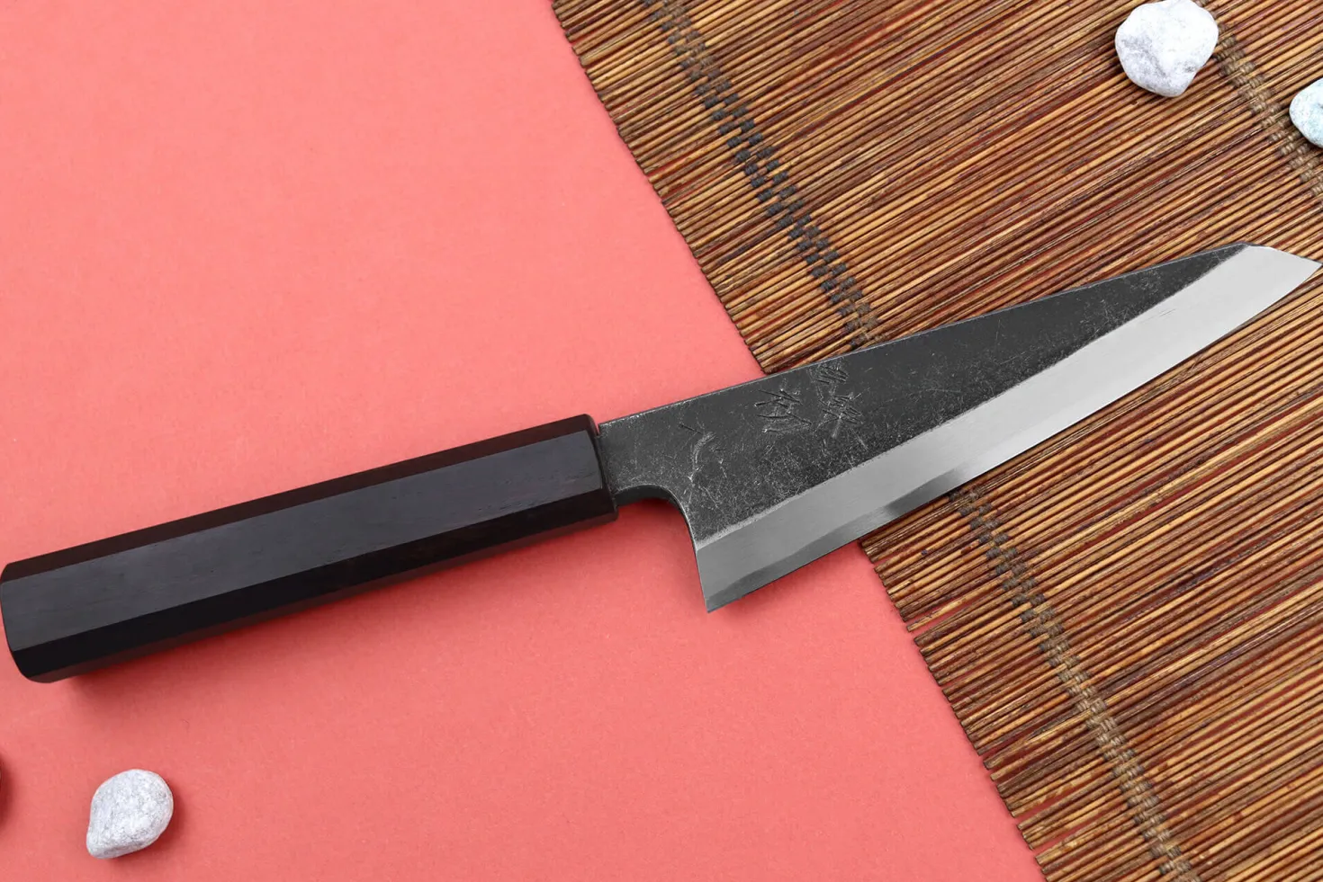 Couteau honesuki 15cm japonais artisanal Hatsukokoro Shirasagi manche en ébène