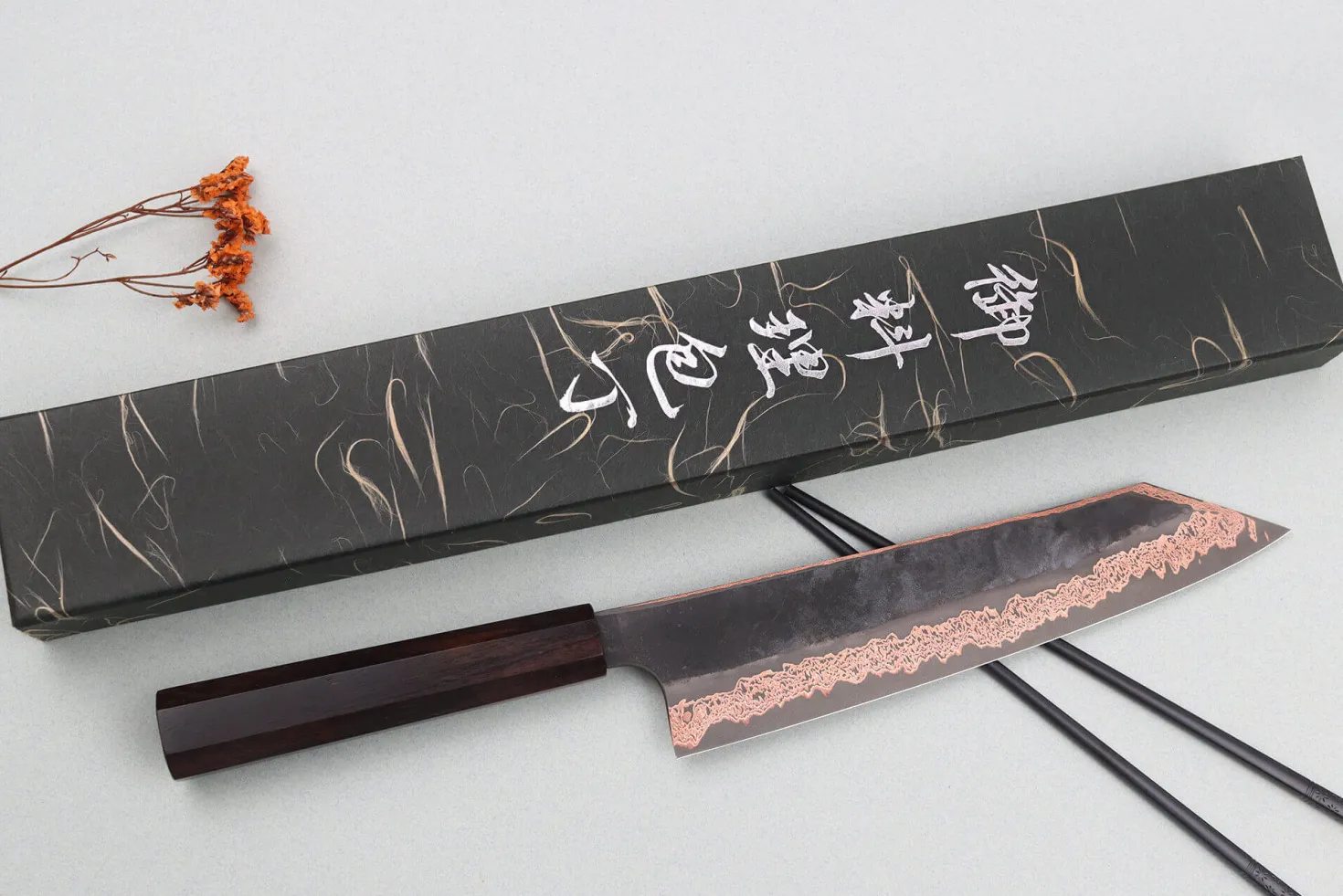 Couteau kiritsuke 24cm japonais artisanal Hatsukokoro Yorokobi Kurouchi Damas